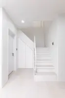 화이트 미니멀 복층 주택 계단실 인테리어